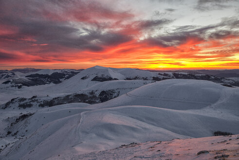 Italien, Umbrien, Nationalpark Monti Sibillini, Sonnenuntergang am Apennin im Winter - LOMF000220