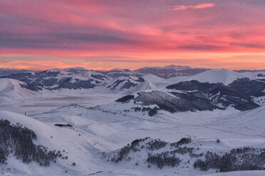 Italien, Umbrien, Monti Sibillini National Park, Sonnenuntergang auf der Hochebene Piano Grande von Castelluccio di Norcia im Winter - LOMF000221