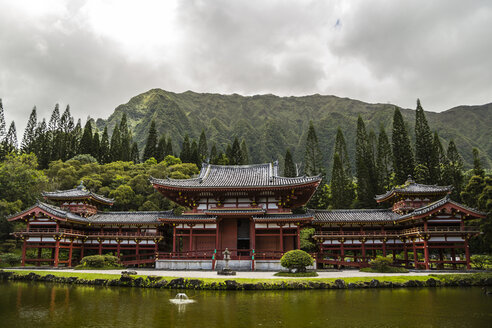 USA, Hawaii, Oahu, Buddhist temple at Valley of the Temples Memorial Park - NGF000296