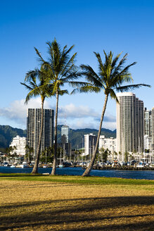 USA, Hawaii, Oahu, Honolulu, View to Ala Moana from Ala Moana Beach Park - NGF000299