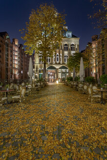 Deutschland, Hamburg, Restaurantterrasse in der Historischen Speicherstadt bei Nacht - NKF000456