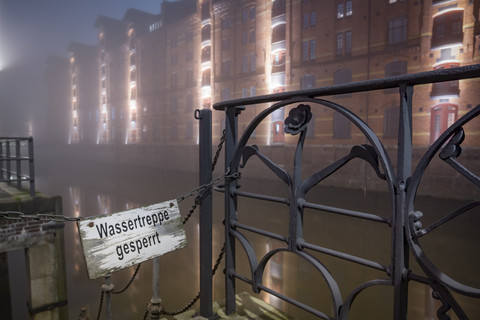 Deutschland, Hamburg, Geschlossenes Treppenhaus in der Historischen Speicherstadt im nächtlichen Nebel, lizenzfreies Stockfoto