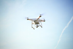 Fliegende Drohne mit Kamera - REAF000022