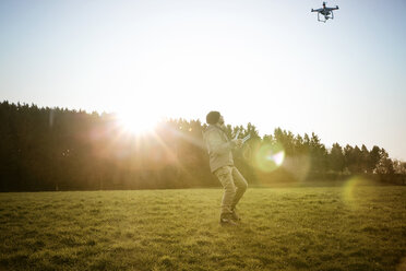 Man on a meadow flying drone - REAF000024