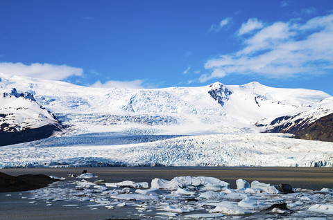 Island, Vatnajokull-Nationalpark, Blick über die Gletscherlagune Fjallsarlon auf den Gletscher, lizenzfreies Stockfoto