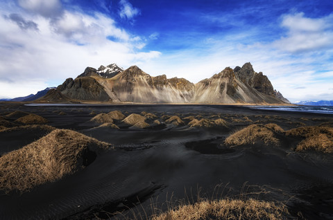 Island, Stokksnes, Vestrahorn-Gebirge, schwarzer Sandstrand, lizenzfreies Stockfoto