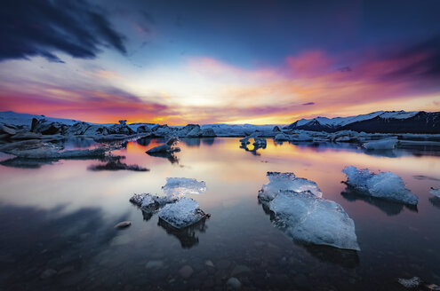 Island, Vatnajokull-Nationalpark, Sonnenuntergang, schwimmende Eisberge in der Jokulsarlon-Eislagune - SMAF000430