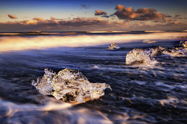 Iceland, South Coast, small pieces of ice on the beach at Jokulsarlon - SMAF000431