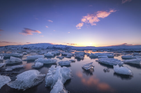 Island, Eisberge schwimmen in der Jokulsarlon-Eislagune, Vatnajoekull-Nationalpark - SMAF000432