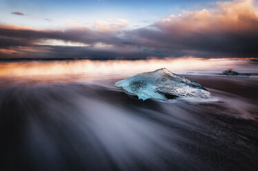 Iceland, South Coast, small piece of ice on the beach at Jokulsarlon - SMAF000433