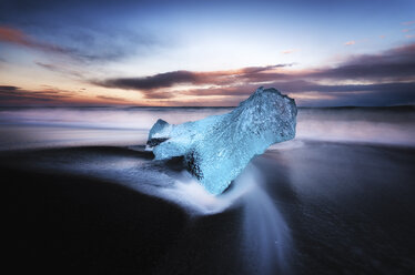 Island, Südküste, kleiner Eisbrocken am Strand von Jokulsarlon - SMAF000434
