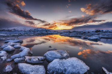 Iceland, Vatnajoekull National Park, Icebergs floating in Jokulsarlon Ice Lagoon - SMAF000435