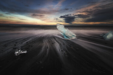 Iceland, South Coast, small pieces of ice on the beach at Jokulsarlon - SMAF000436