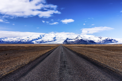 Island, Skaftafell, Highway 1, in der Ferne der Vatnajokull-Nationalpark, lizenzfreies Stockfoto