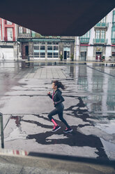 Mittlere erwachsene Frau beim Laufen in der Stadt - DAPF000020