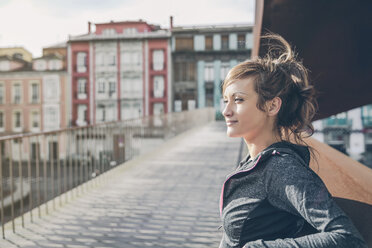 Porträt einer sportlichen Frau mittleren Alters auf einer Brücke stehend - DAPF000025