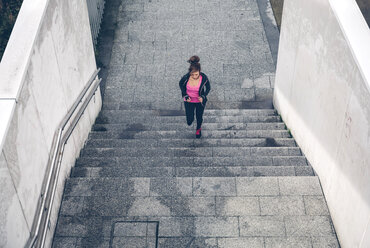 Mittlere erwachsene Frau beim Laufen in der Stadt - DAPF000027