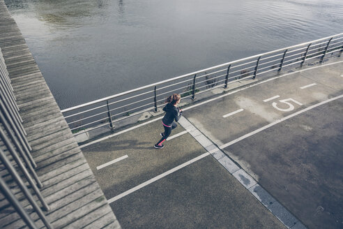 Mittlere erwachsene Frau beim Laufen in der Stadt - DAPF000029