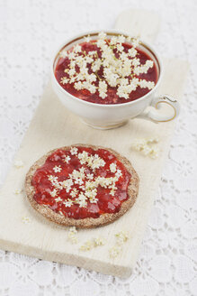 Knäckebrot mit selbstgemachter Erdbeermarmelade Holunderblüten - GWF004614