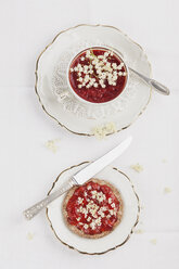 Knäckebrot mit selbstgemachter Erdbeermarmelade und Holunderblüten - GWF004615