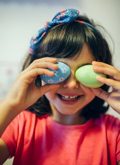 Kleines Mädchen bedeckt ihre Augen mit Ostereiern - MGOF001426