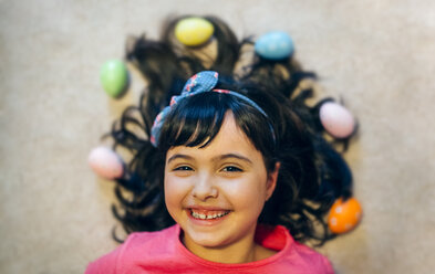 Porträt eines glücklichen kleinen Mädchens mit Ostereiern - MGOF001428