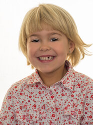 Porträt eines lächelnden Mädchens mit Zahnlücke - EJWF000768