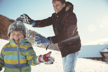 Italien, Vinschgau, Slingia, Vater und Sohn bei einer Schneeballschlacht - MFF002700