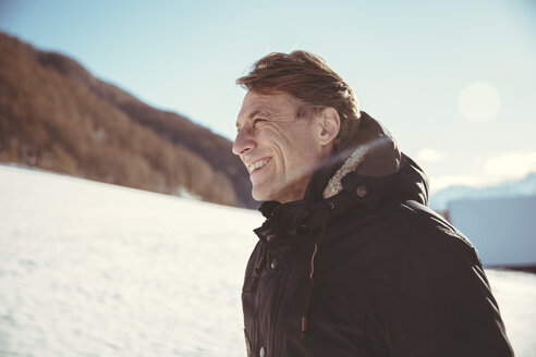 Italien, Vinschgau, Slingia, lächelnder reifer Mann in Winterlandschaft stehend - MFF002701