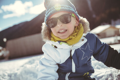 Italien, Vinschgau, Slingia, Junge mit Sonnenbrille im Schnee - MFF002709