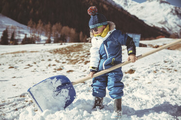Italien, Vinschgau, Slingia, kleiner Junge mit einer großen Schneeschaufel - MFF002710