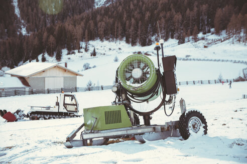 Italien, Vinschgau, Slingia, Schneekanone in Winterlandschaft - MFF002712