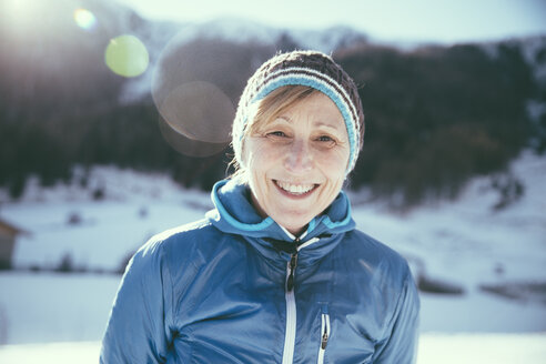 Italien, Vinschgau, Slingia, Porträt einer lächelnden reifen Frau in einer Winterlandschaft - MFF002719