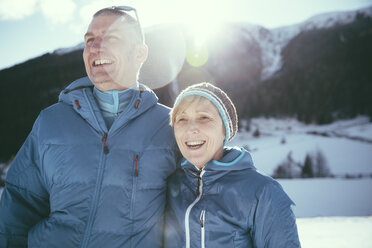 Italien, Vinschgau, Slingia, glückliches reifes Paar in Winterlandschaft - MFF002722