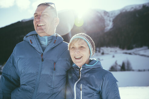 Italien, Vinschgau, Slingia, glückliches reifes Paar in Winterlandschaft - MFF002722