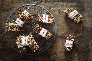 Selbstgemachte glutenfreie, vegane Müsliriegel auf Kühlgitter und Holz - EVGF002805