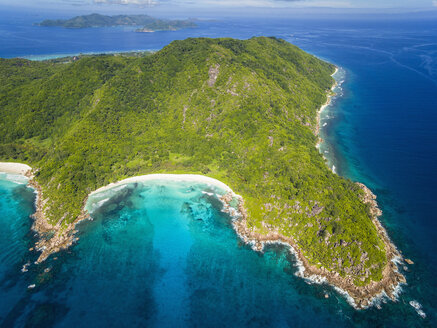Seychellen, La Digue, Blick auf den Strand Anse Cocos, Luftaufnahme - FOF008408