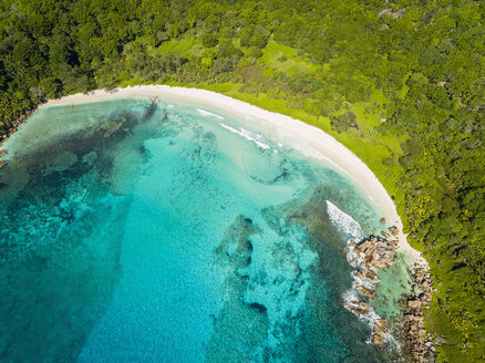 Seychellen, La Digue, Blick auf den Strand Anse Cocos, Luftaufnahme - FOF008409