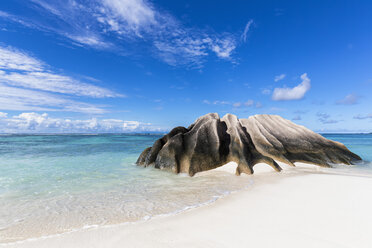 Seychellen, La Digue, Granitfelsen am Strand - FOF008425