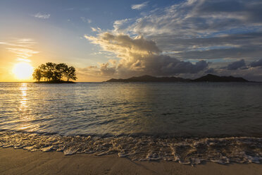 Seychellen, La Digue, Anse Source D'Argent, im Hintergrund die Insel Praslin, kleine Insel mit Bäumen bei Sonnenuntergang - FOF008428