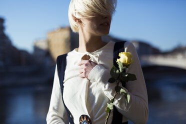 Italien, Verona, blonde Frau mit gelber Rose - GIOF000744