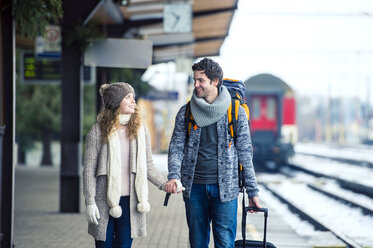 Lächelndes junges Paar auf dem Bahnsteig - HAPF000199