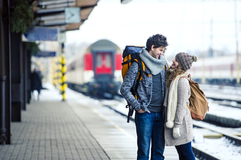 Lächelndes junges Paar auf dem Bahnsteig - HAPF000200