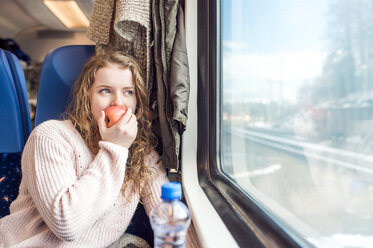 Teenager-Mädchen im Zugwaggon isst einen Apfel - HAPF000228