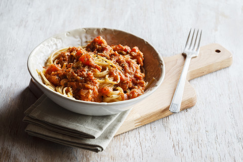 Dinkel-Vollkorn-Spaghetti mit veganer Bolognese aus Grünkern und Sonnenblumenkernen, lizenzfreies Stockfoto