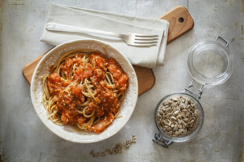 Dinkel-Vollkorn-Spaghetti mit veganer Bolognese aus Grünkern und Sonnenblumenkernen - EVGF002814