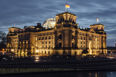 Deutschland, Berlin, Blick auf den beleuchteten Reichstag am Abend - ZMF000456