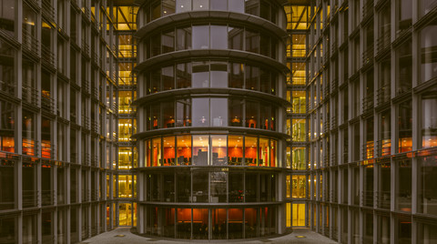 Deutschland, Berlin, Teilansicht des Paul-Loebe-Gebäudes am Abend, lizenzfreies Stockfoto