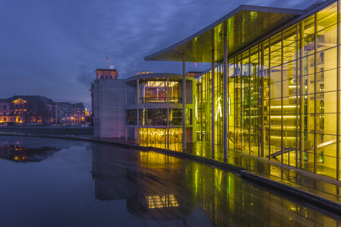 Deutschland, Berlin, Blick auf das beleuchtete Paul-Loebe-Gebäude am Abend im Winter - ZMF000459