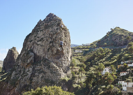 Spanien, Kanarische Inseln, La Gomera, zwei Männer klettern am Fels - RHF001275